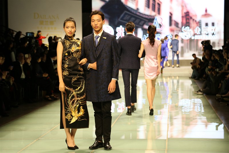 China Custom Fashion Week Looks at the three old Shanghai national brands to join hands to â€œdo thingsâ€