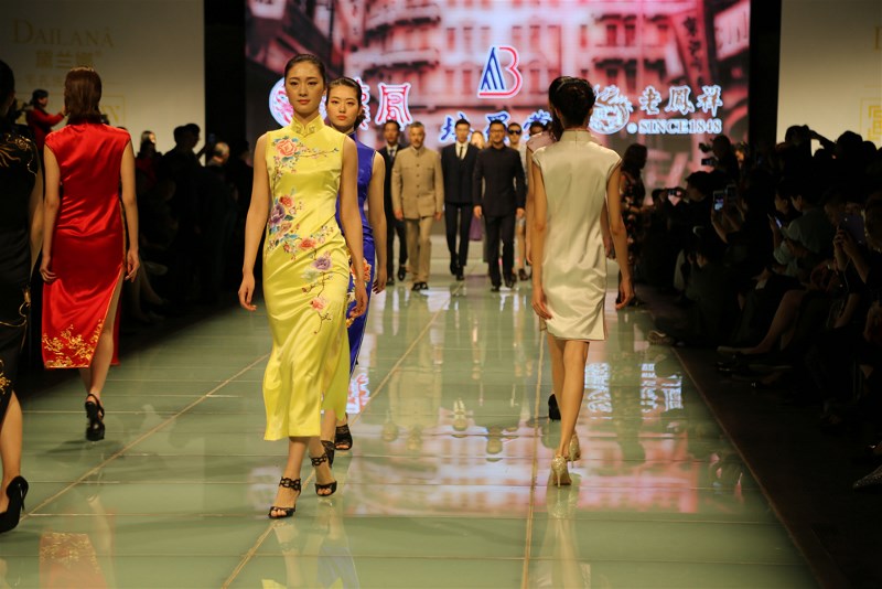 China Custom Fashion Week Looks at the three old Shanghai national brands to join hands to â€œdo thingsâ€