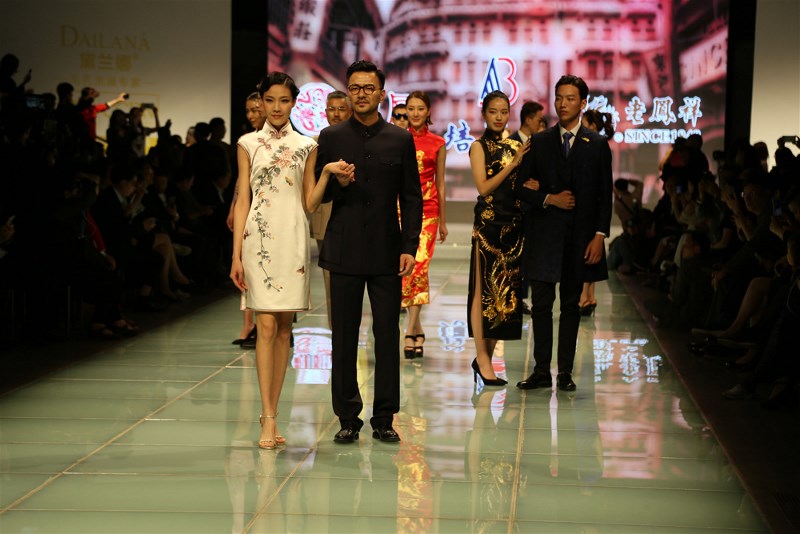 China Custom Fashion Week Looks at the three old Shanghai national brands to join hands to â€œdo thingsâ€