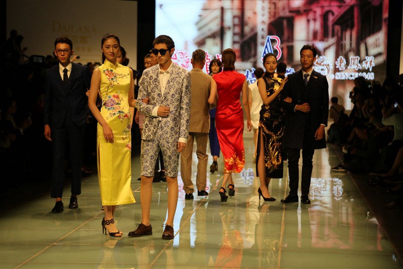China Custom Fashion Week Looks at the three old Shanghai national brands to join hands to â€œdo thingsâ€