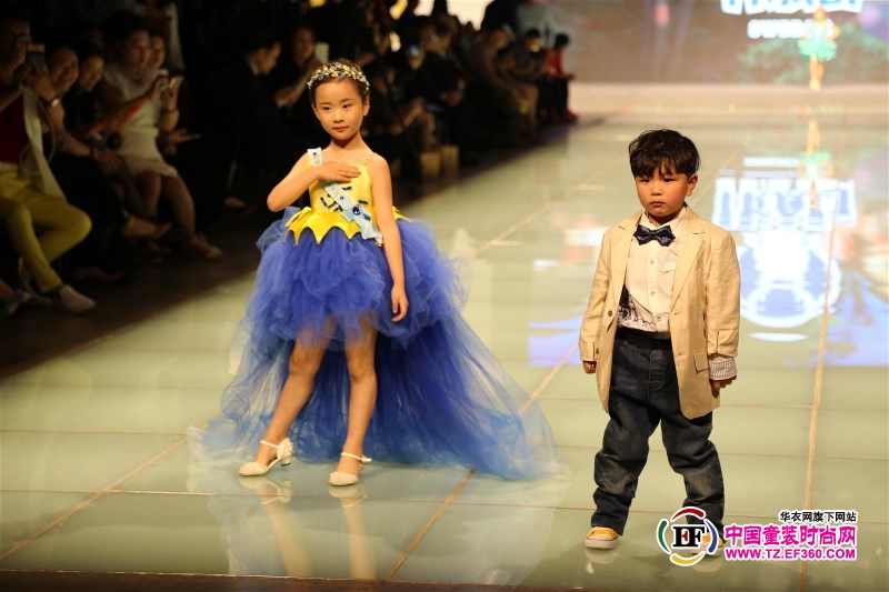 IKALI Yi Jialin children's life game wear debut Chinese custom fashion week opening ceremony braided colorful fairy dream