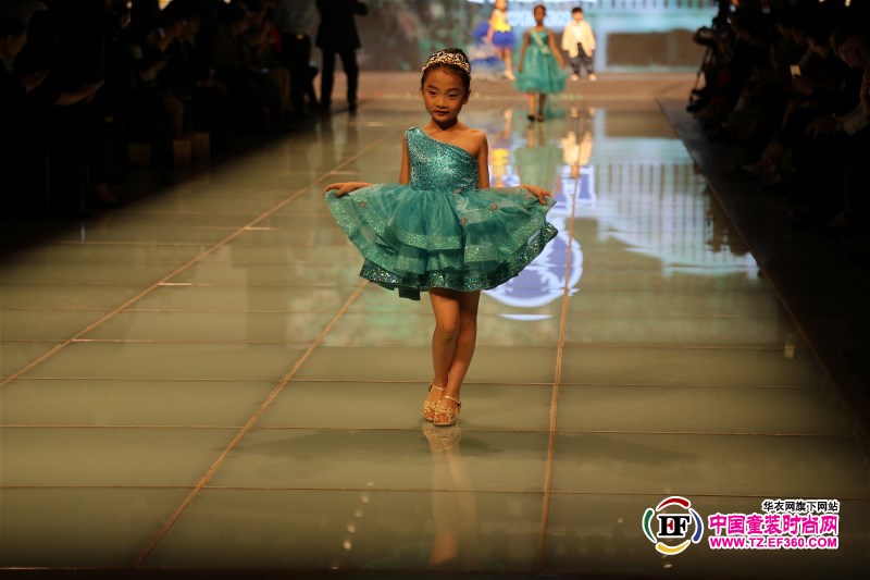 IKALI Yi Jialin children's life game wear debut Chinese custom fashion week opening ceremony braided colorful fairy dream