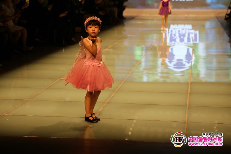 IKALI Yi Jialin children's life game wear debut Chinese custom fashion week opening ceremony braided colorful fairy dream