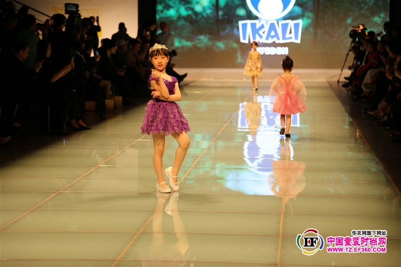 IKALI Yi Jialin children's life game wear debut Chinese custom fashion week opening ceremony braided colorful fairy dream