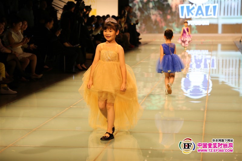 IKALI Yi Jialin children's life game wear debut Chinese custom fashion week opening ceremony braided colorful fairy dream