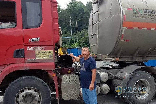 Master Liu and his 420-horsepower HWV traction vehicle