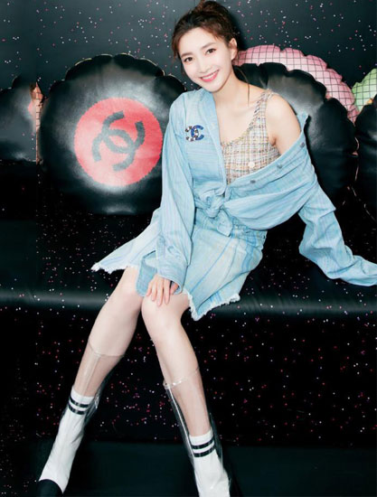 Jiang Shuying Chanel appeared in a debut event. The cowboy dress was full of youth.