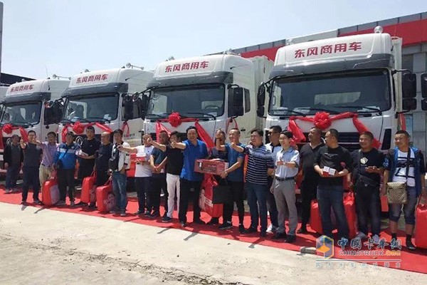 The 10 new delivery vehicles delivered by Xiangyang Runtu Logistics Co., Ltd. all match Dongfeng Cummins ISD 6.7 engine.