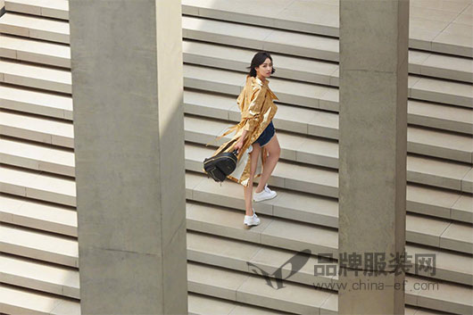JIMMY CHOO teamed up with Song Wei to shoot the early autumn "Pastel City" fashion blockbuster