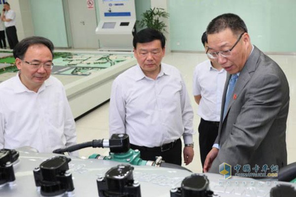 Qian Hengrong, General Manager and Secretary of the Party Committee of FAW Jiefang Engine Division, introduced Xichai Products for the leadership of Jiangsu Provincial Party Committee Secretary Ruan Qinkai and others