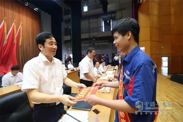 Yu Ping, Chairman of Yuchai Group Board of Directors, presented prizes to winners