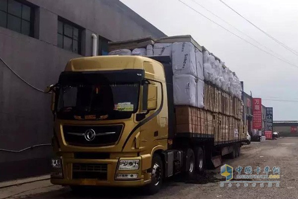 Pulling the heavy cargo of Dongfeng Cummins version Tianlong flagship