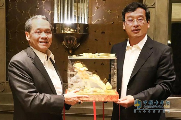 Chairman Wang Feng exchanges gifts with Mr. Banthoon Lamsam, Chairman and CEO of Kaitai Bank