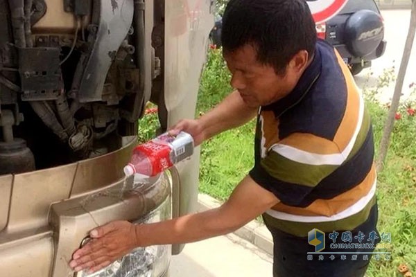 Master Zheng is cleaning his car.