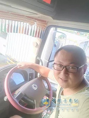 Master Mao sitting in the cab of Dongfeng Tianlong