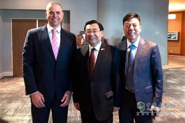 Secretary of Shaanxi Provincial Party Committee, Director of the Standing Committee of the Provincial People's Congress Hu Heping (centre), Secretary of the Party Committee of Fast Group Corporation, Chairman of the Board of Directors Yan Jianbo (right) and representatives of Eaton