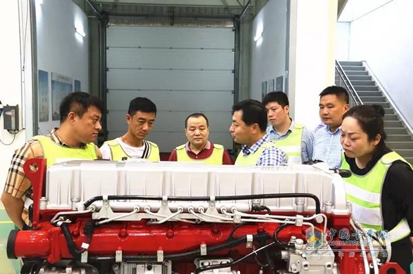 Xue Yongchang, deputy general manager of Valin, accompanied the company to visit the four major production workshops