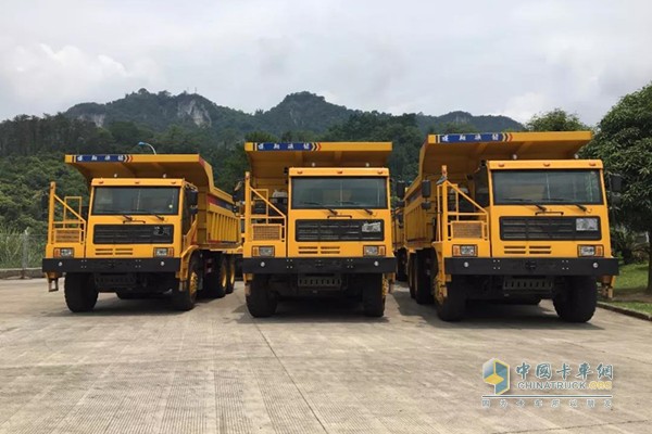 The first batch of 10 Pengxiang mining vehicles equipped with the combined power K12 engine delivered to Vietnamese customers