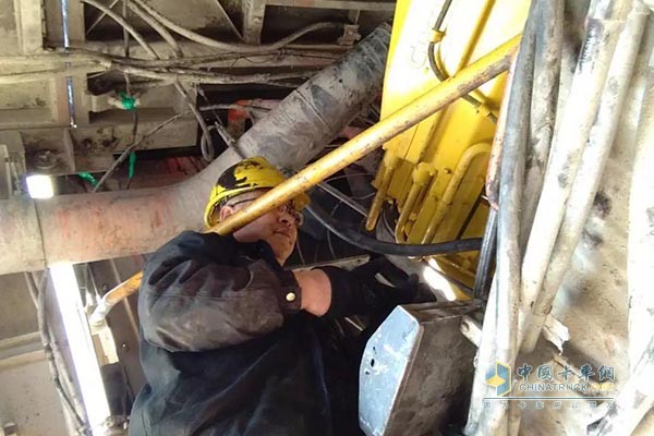 Service personnel of Zhungeer Mine in Inner Mongolia provide services to customers during the New Year