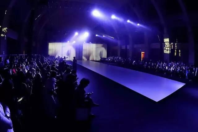 The day and night of the Guangdong Fashion Weekâ€™s ä¸¨Flow Center is your Guangdong â€œfashionâ€ time.