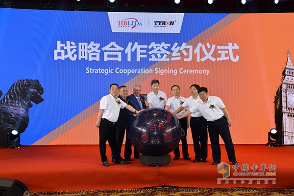 Mei Shizhen, Mayor of Cangzhou City, Hebei Province, Richard Glazebrook, Global President of Tiron Automotive Group of the United Kingdom, Xu Jialu, Chairman of China, and Lin Jian, Chairman of Hebei Lida Metal Products Co., Ltd., started strategic cooperation and witnessed this important moment.