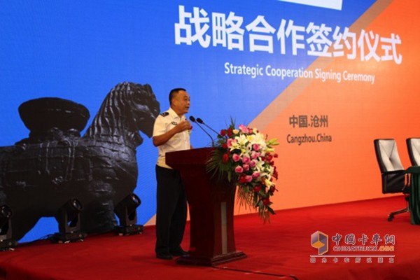 Professor Liu Shi of Beijing Police College explained the danger of tire puncture and experienced the protection of Tiron's puncture emergency safety technology and products.