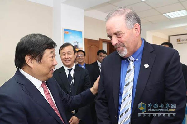 Before the signing ceremony, Tan Xuguang and Ed O, Director of Global Operations, Caterpillar Earthmoving Division