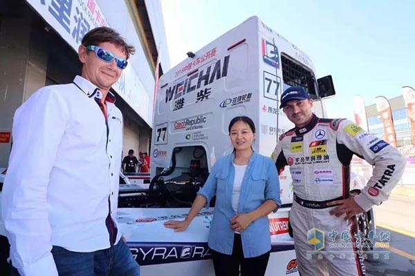 From left to right is the technical director of Buggyra team, Ms. Zhang Ying, chief engineer of Weichai Power Research Institute, and champion driver DAVID VRSECKY.