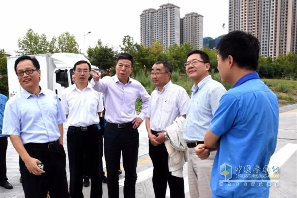 Chairman Yan Jianbo accompanied the guests to visit the 330,000 joint production workshop