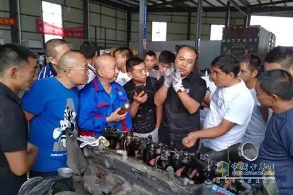 Dongfeng Cummins Chengdu Business Department Dong Bin engineer on-site practical teaching