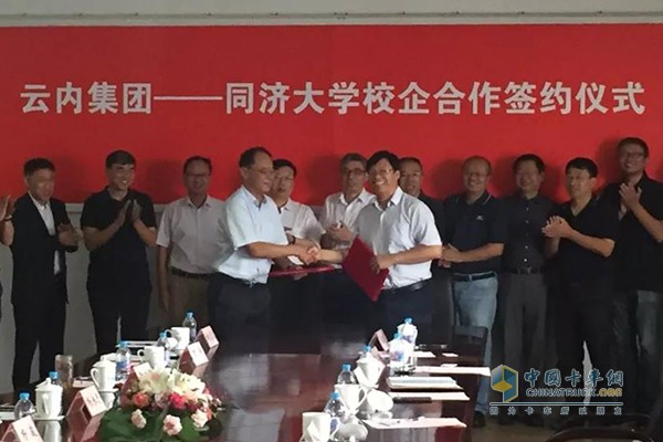 Yang Yongzhong, general manager of Yunnei Group, signed a school-enterprise cooperation agreement with Zhang Lijun, dean of the Automobile College and deputy secretary of the party committee.