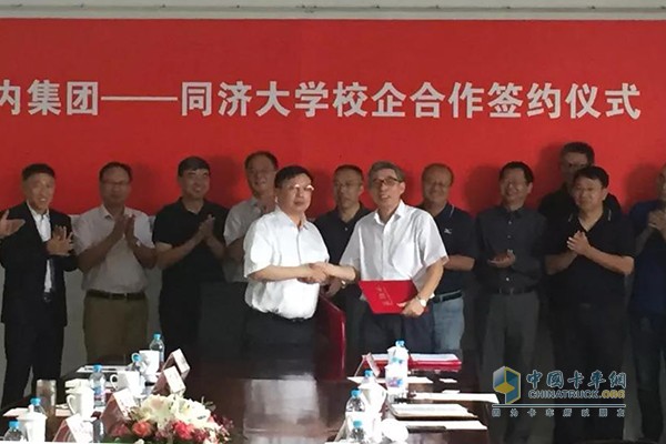 Yang Bo, Party Secretary and Chairman of Yunnei Group, and Gu Xianglin, Vice President of Tongji University, signed a strategic framework agreement for school-enterprise cooperation