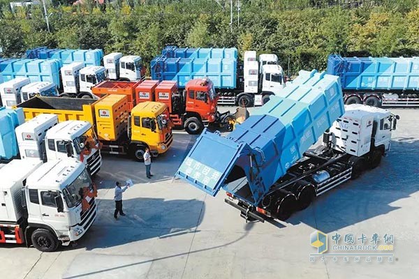 13 self-unloading 8Ã—4 compressed garbage trucks and one semi-trailer compressed garbage truck ready to go