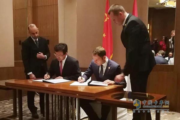 Chairman Wang Feng and Serbian Minister of Finance Mr.Sinisa Mali signed an investment framework agreement