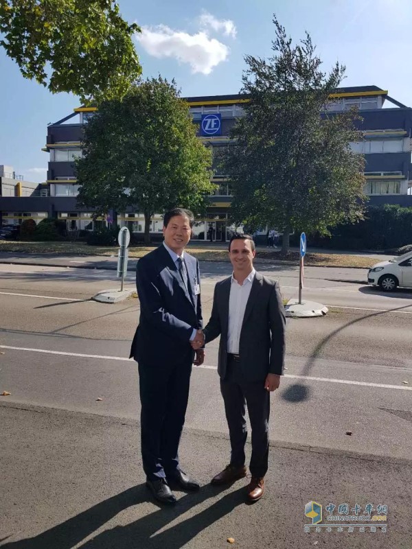 Lu Jixian, Chairman of Shandong Haoxin Group, shakes hands with senior leaders of ZF