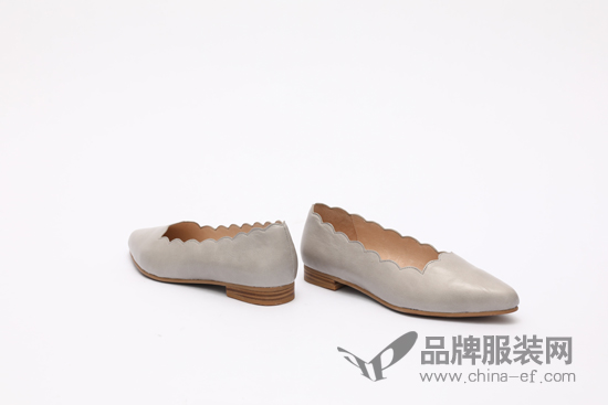 Su Wei: A pair of comfortable flat shoes makes it easy for you to travel all over the world.