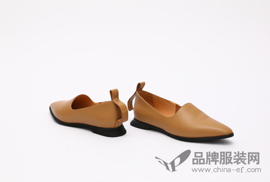 Su Wei: A pair of comfortable flat shoes makes it easy for you to travel all over the world.