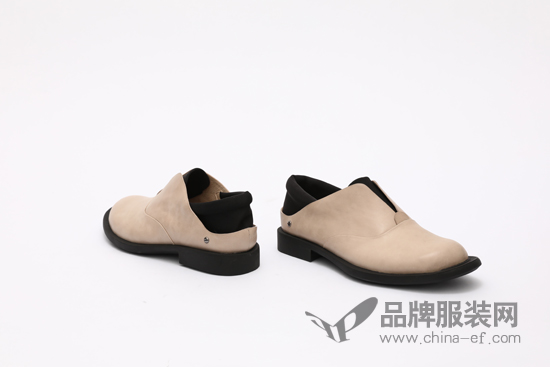 Su Wei: A pair of comfortable flat shoes makes it easy for you to travel all over the world.