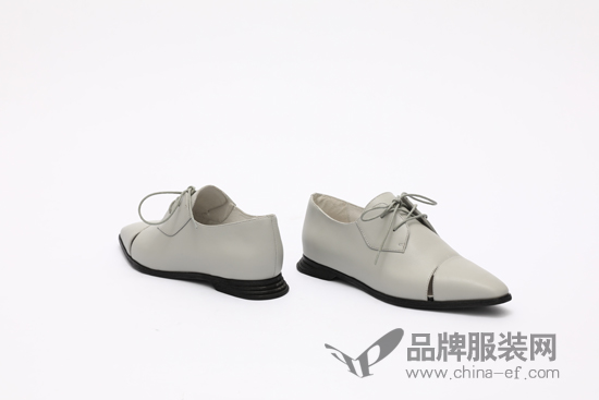 Su Wei: A pair of comfortable flat shoes makes it easy for you to travel all over the world.