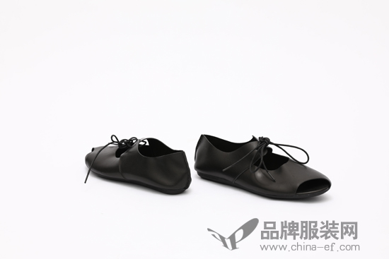 Su Wei: A pair of comfortable flat shoes makes it easy for you to travel all over the world.