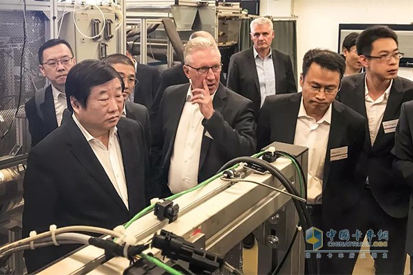 Tan Xuguang and his party visited the Bosch Research Center in Germany
