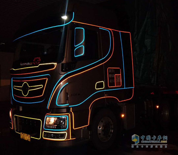 Dongfeng Cummins Edition Tianlong flagship 480 filled with LED lights