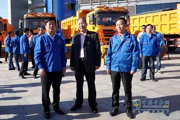 Li Chenggang, member of the party group and deputy director of Xi'an Municipal Administration Bureau; Wang Yanhong, deputy secretary and general manager of Shaanxi Automobile Holding Party Committee, Liu Yibin, deputy general manager of Shaanxi Heavy Automobile