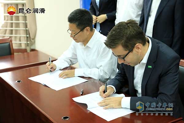 Yang Junjie, deputy chief engineer of PetroChina Lubricant Company, signed a strategic cooperation agreement with Matthias Lang, senior director of specialty chemicals business management of BASF (China) Co., Ltd. in Greater China.