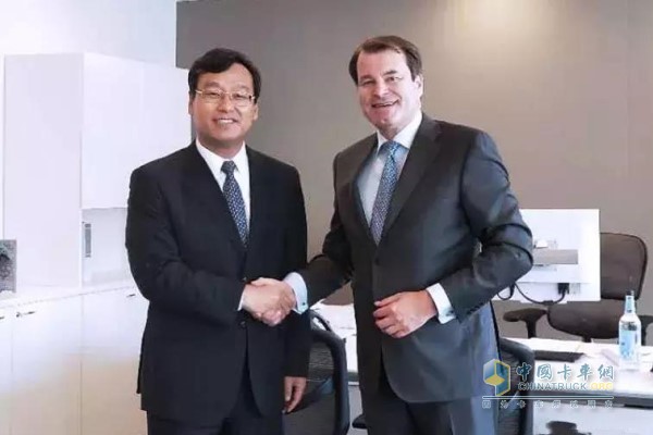 Chairman Wang Feng and Executive Vice President of Europe Open Bank Mr. Jurgen Rigterink