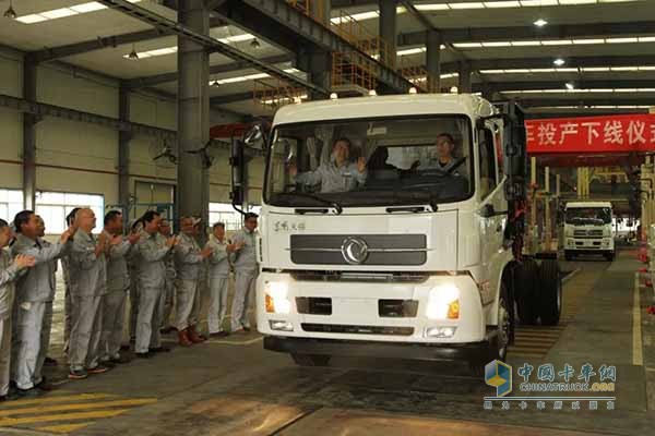 The first Dongfeng Tianjin pure electric city sanitation car off the assembly line