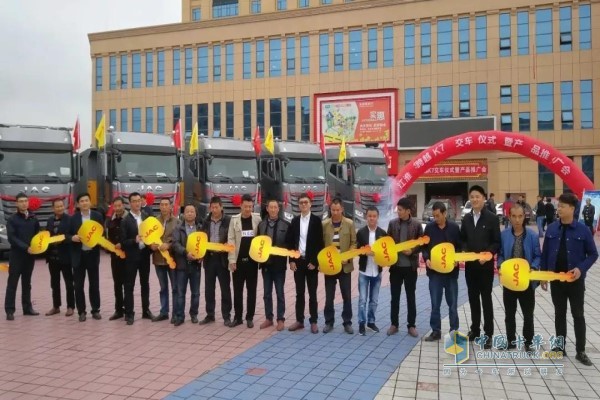 Ceremony for delivering Wuxing Logistics across the K7 with Mercedes Axle