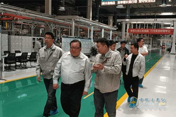 Huang Qingyun and his party visited the joint factory building