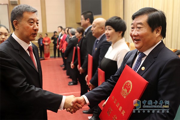 State Councilor Wang Yong presented the award to Tan Xuguang, Chairman of Weichai Power