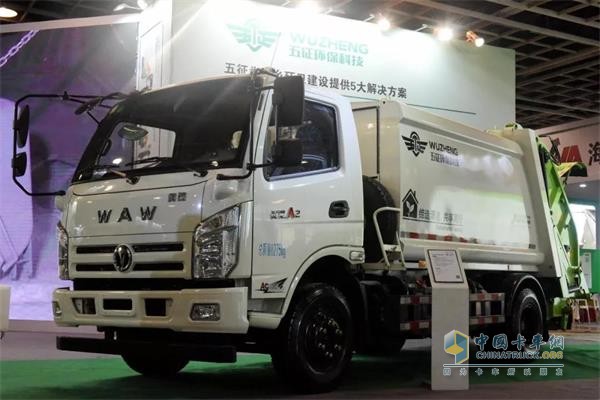 Five new compressed garbage trucks